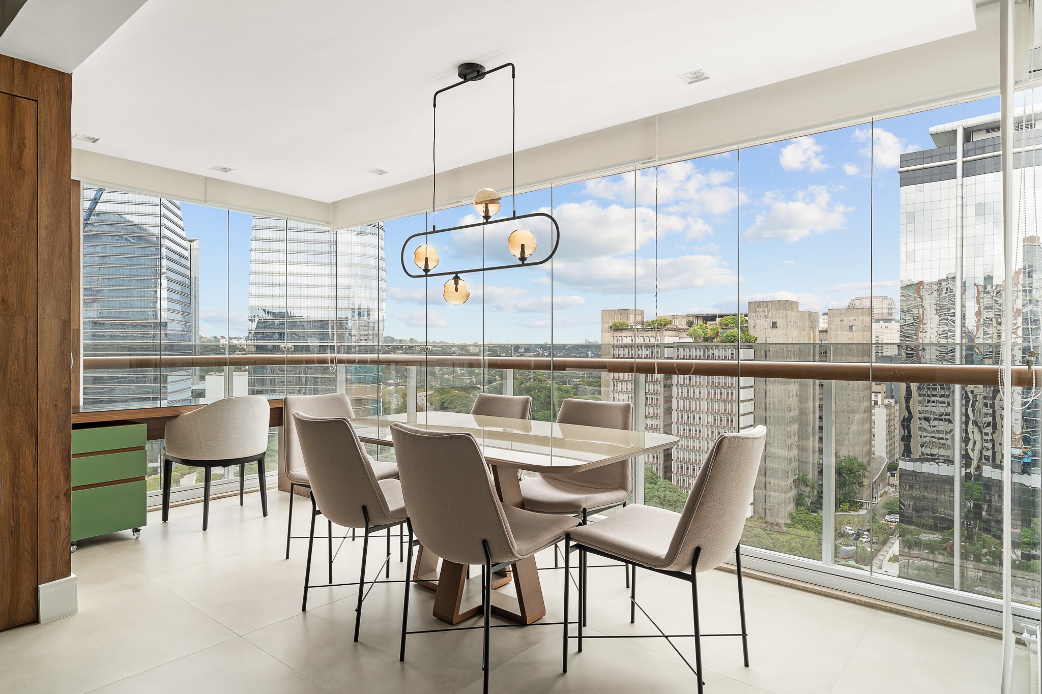 Sala de jantar moderna com vista panorâmica da cidade